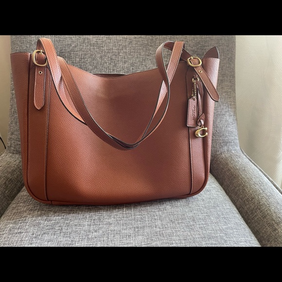 Coach Alana - Picture 5 of 6